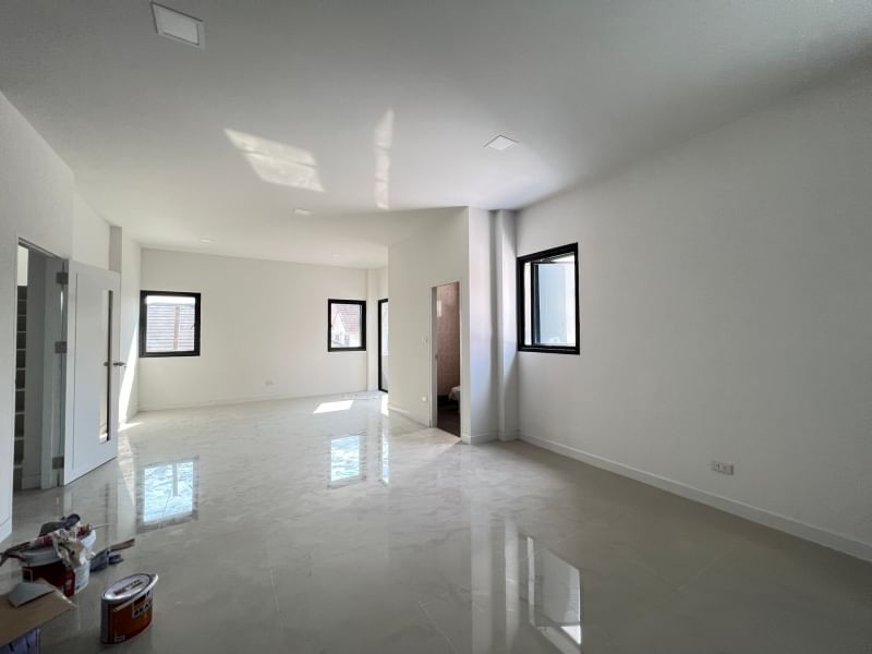 ให้เช่า สำนักงาน ออฟฟิศ  พร้อมโกดัง  สร้างใหม่ คลอง4  ลาดสวาย ลำลูกกา